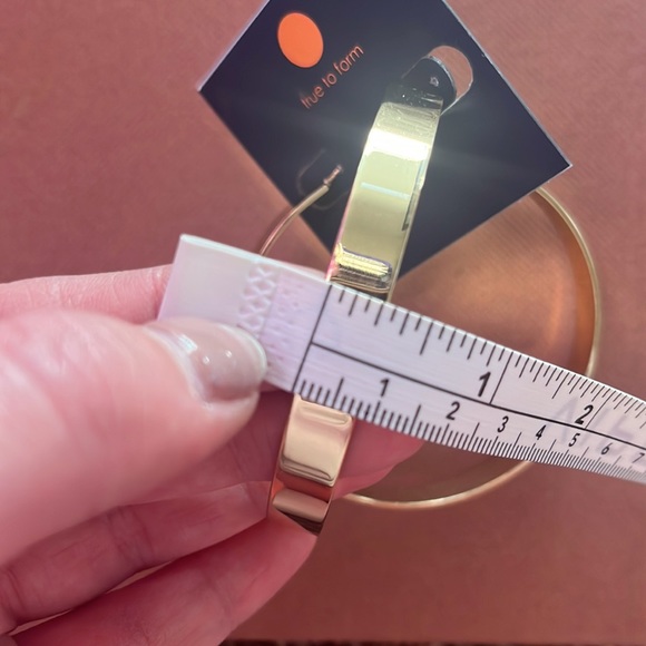 Beautiful brand new statement gold earring hoops! - Picture 6 of 7